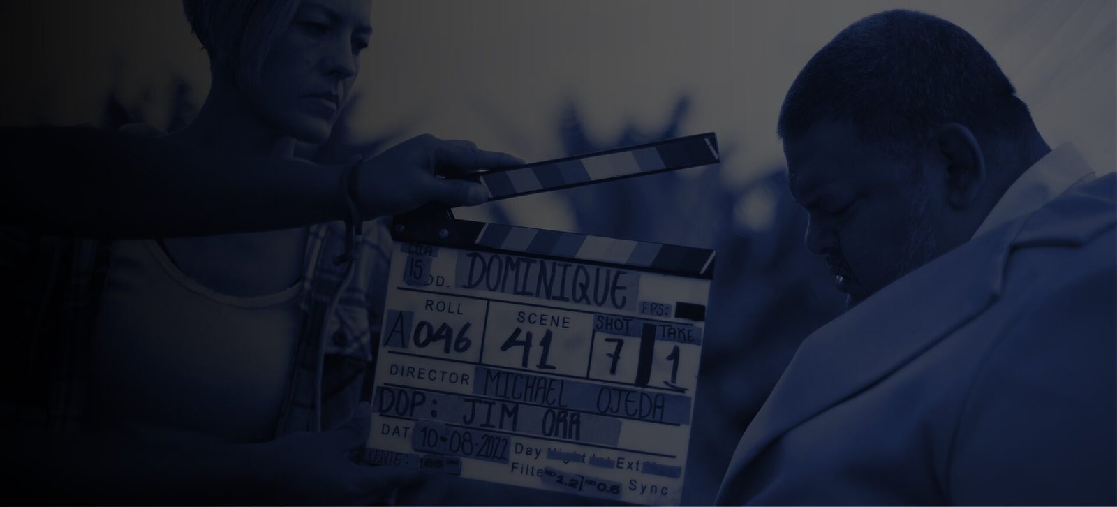 Film monitor showing an actress during production, representing LionTrust support for audiovisual projects.